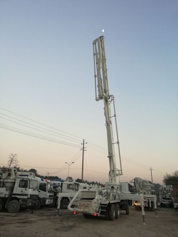 트럭 콘크리트 펌프 값이 싼 줌리언 37m 벤츠는 콘크리트 펌프 트럭을 사용했습니다