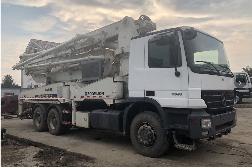 초침 트럭은 콘크리트 펌프 줌리언 벤츠 40M을 탑재했습니다