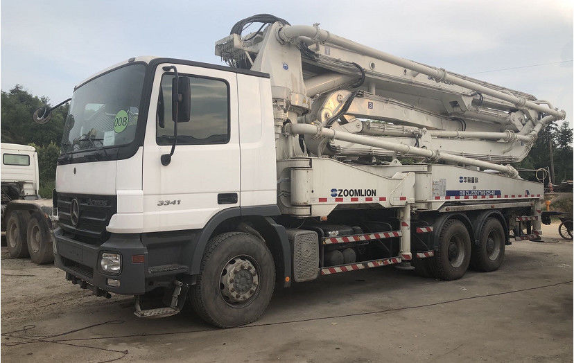 초침 트럭은 콘크리트 펌프 줌리언 벤츠 40M을 탑재했습니다