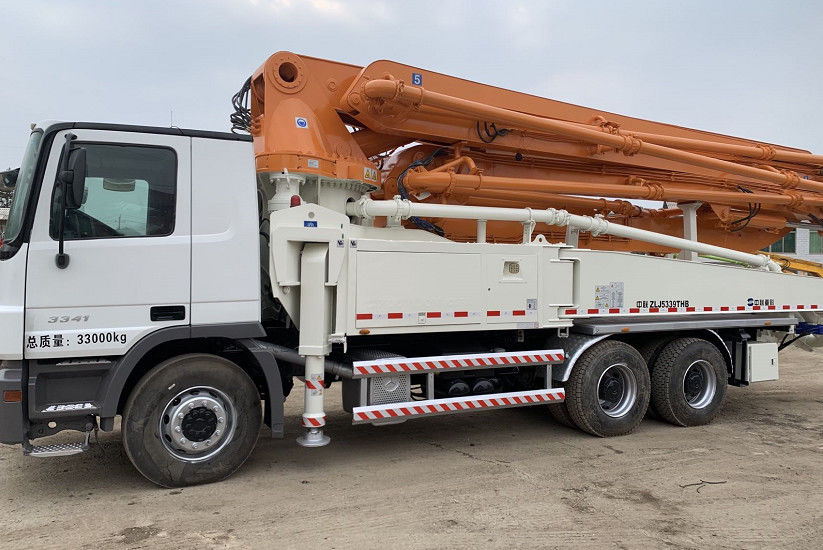 디젤 줌리언 벤츠는 콘크리트 펌프 트럭 49m을 사용했습니다