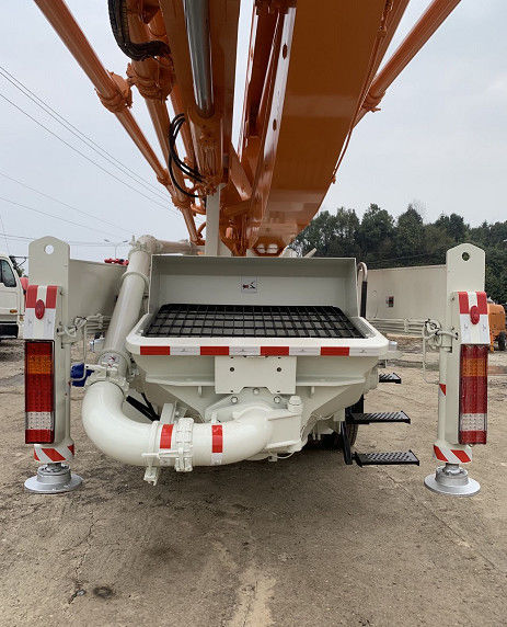 디젤 줌리언 벤츠는 콘크리트 펌프 트럭 49m을 사용했습니다