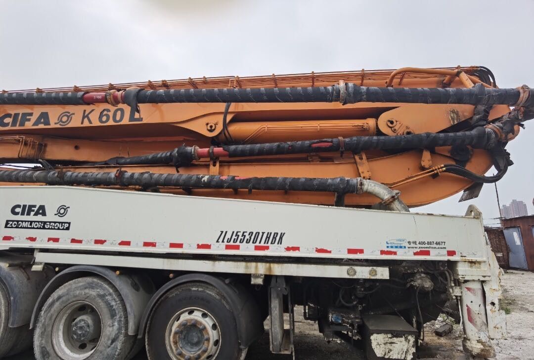 초침 Scania 60m 트럭에 의하여 거치되는 구체 펌프는 구체 펌프 트럭을 사용했습니다