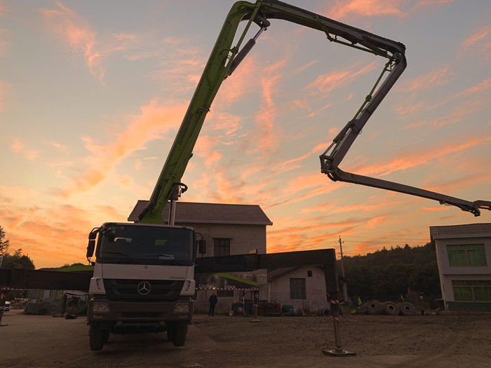 메르세데스 벤츠와 건설 콘크리트 기계 펌프 줌리언 62M
