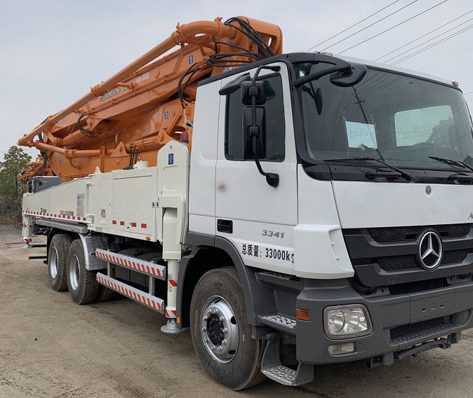 트럭은 콘크리트 펌프 트럭 콘크리트 펌프 줌라이언 49m 사용 콘크리트 펌프 트럭을 탑재했습니다