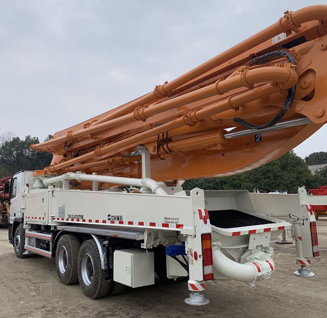 트럭은 콘크리트 펌프 트럭 콘크리트 펌프 줌라이언 49m 사용 콘크리트 펌프 트럭을 탑재했습니다