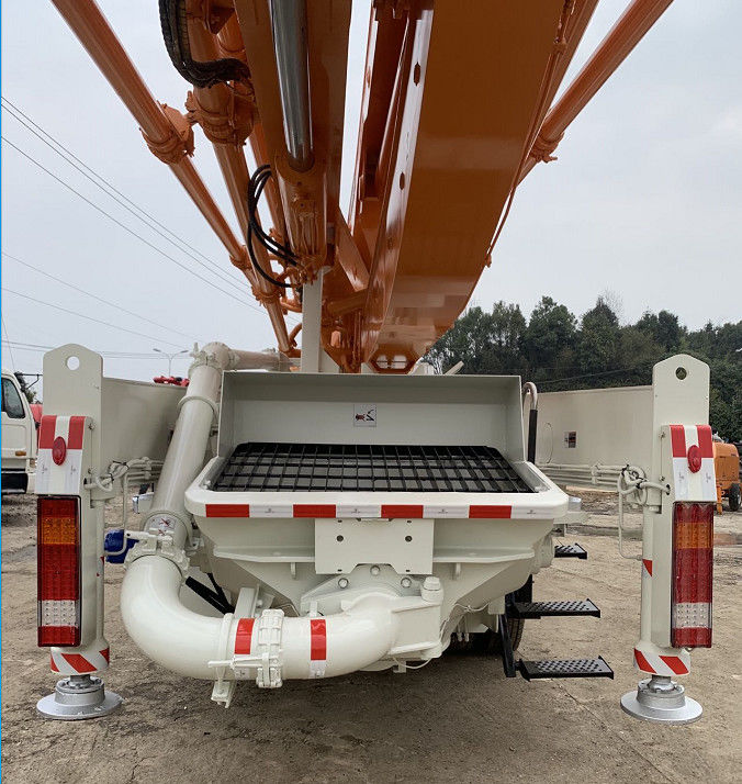 트럭은 콘크리트 펌프 트럭 콘크리트 펌프 줌라이언 49m 사용 콘크리트 펌프 트럭을 탑재했습니다