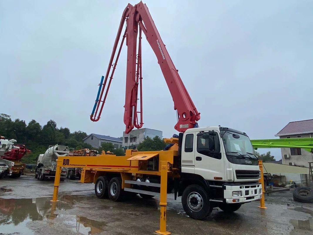 38m 초침 펌프 트럭 Putzmeister는 3개의 차축 Isuzu 시멘트 펌프 트럭을 사용했습니다