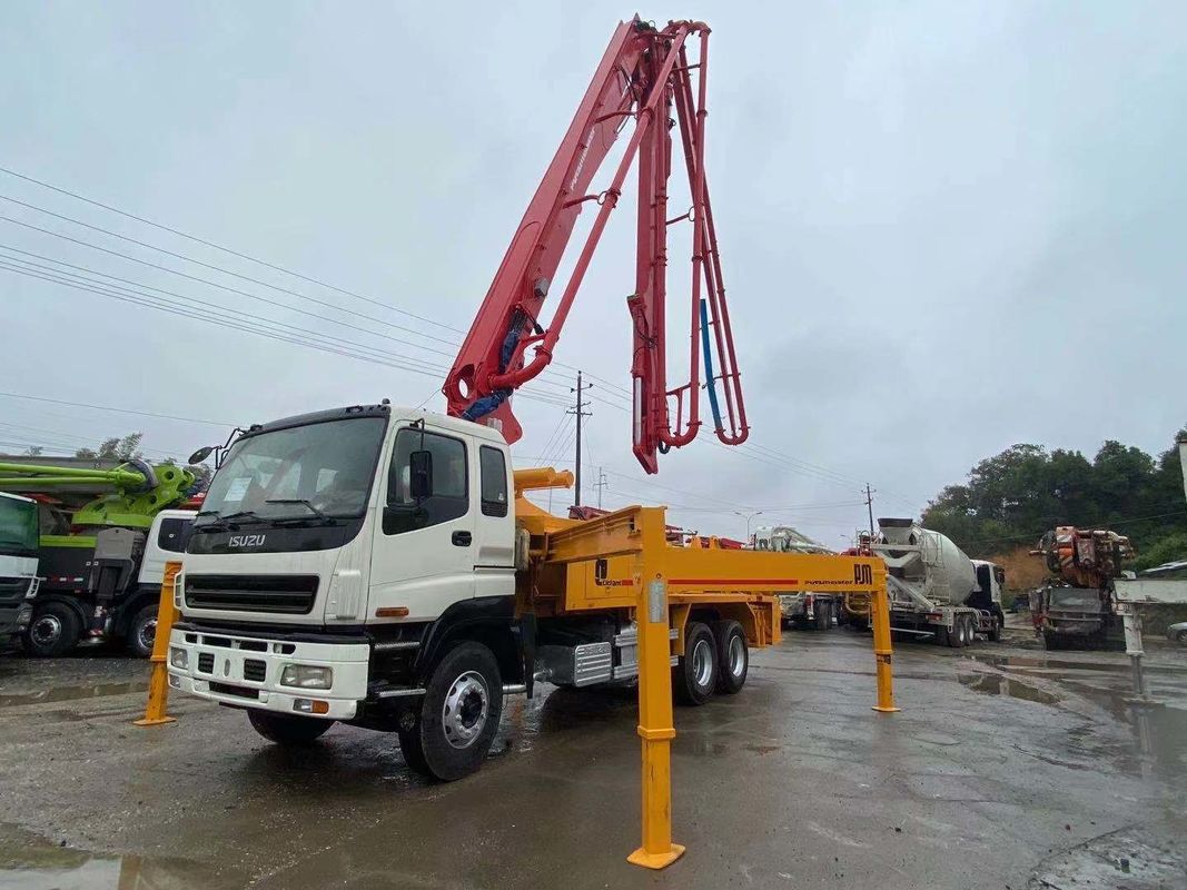 38m 초침 펌프 트럭 Putzmeister는 3개의 차축 Isuzu 시멘트 펌프 트럭을 사용했습니다