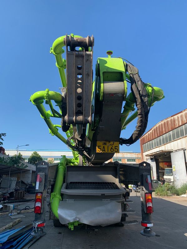 180 M3/H Zoomlion은 구체적인 펌프 트럭 메르세데스 벤츠 포좌 300KW 힘을 사용했습니다