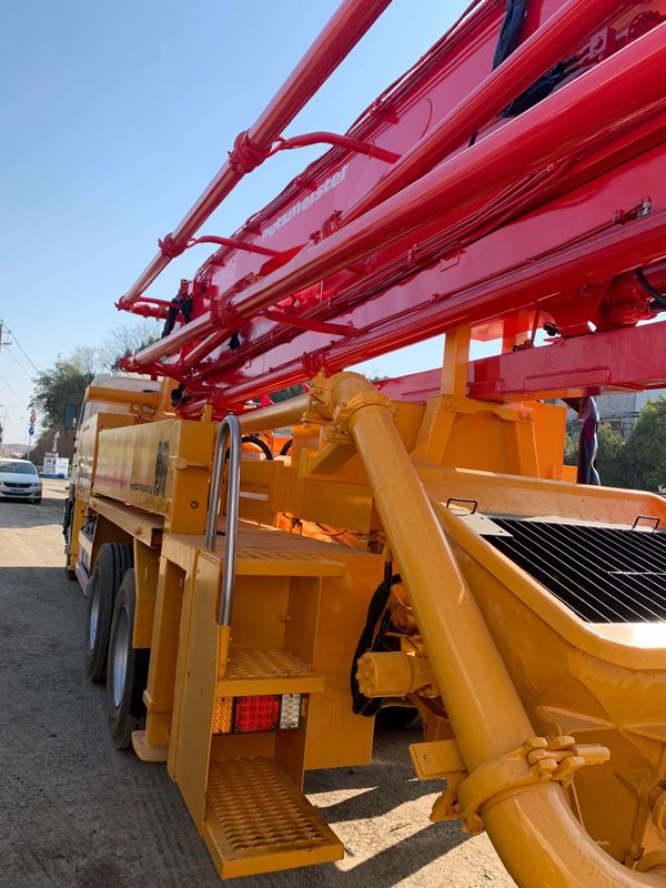 Putzmeister에 의하여 사용되는 트럭에 의하여 거치되는 구체 펌프 원격 제어 유압 접히는