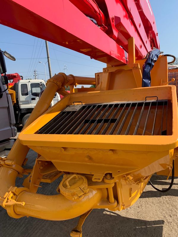 Putzmeister에 의하여 사용되는 트럭에 의하여 거치되는 구체 펌프 원격 제어 유압 접히는