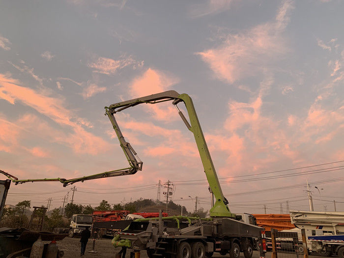 Zoomlion 중고 콘크리트 펌프 트럭 180M3/H 60m 4 Alex Actors 4141