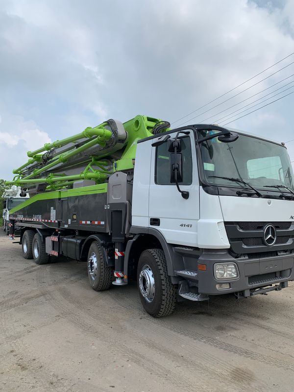 메르세데스 벤츠 트럭은 줌리언 52m 사용된 베톤 펌프를 탑재했습니다