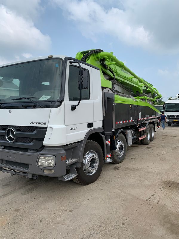 메르세데스 벤츠 트럭은 줌리언 52m 사용된 베톤 펌프를 탑재했습니다