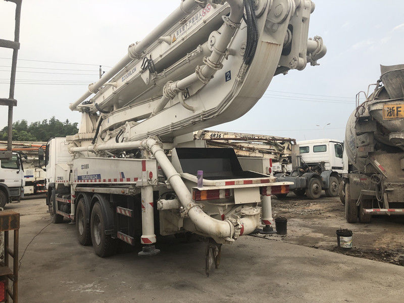 액트로스 0 줌리언은 콘크리트 펌프 트럭을 사용했습니다