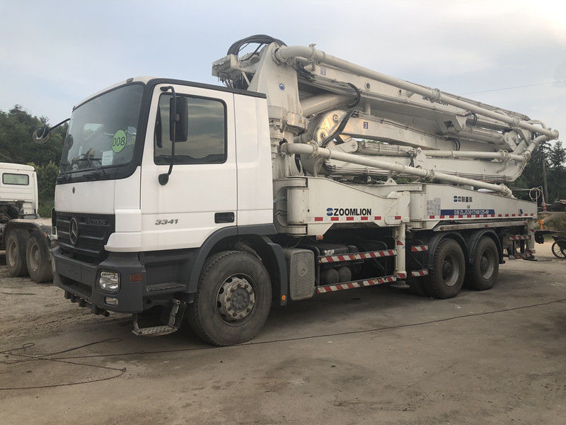 액트로스 0 줌리언은 콘크리트 펌프 트럭을 사용했습니다