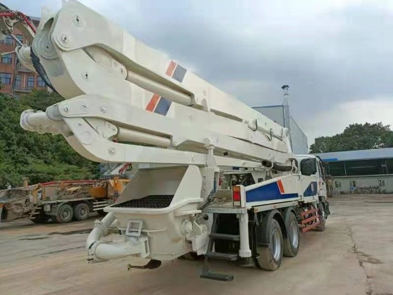 줌리언 37m Ｘ 다리 120m3/H는 콘크리트 펌프 트럭을 사용했습니다