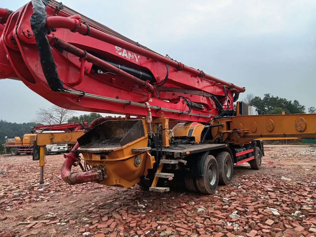 2018년은 메르세데스 벤츠 샤시와 새니 콘크리트 펌프 트럭을 사용했습니다